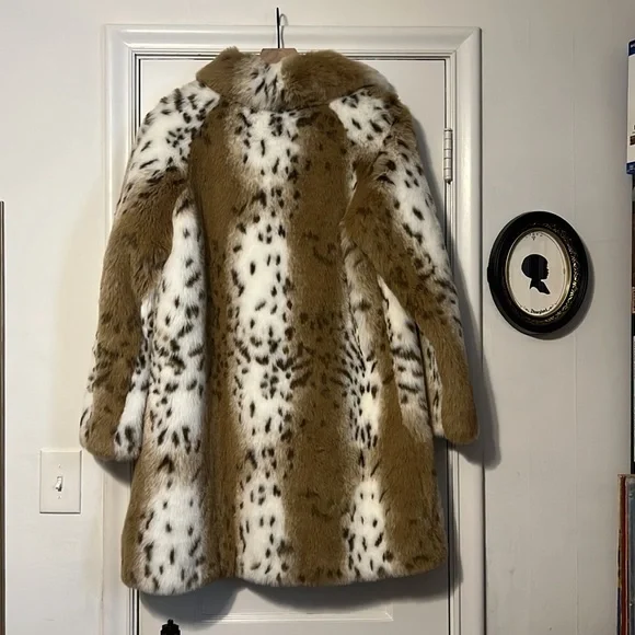 Selling this beautiful Pamela Mccoy fur coat; size Medium. Dry clean only.